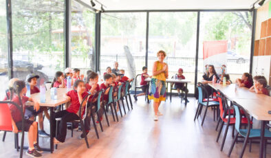 ‘Rengarenk Bir Yelpaze: Sanat’