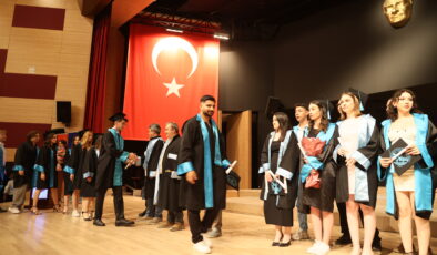 Üniversitelilerin mezuniyet coşkusu