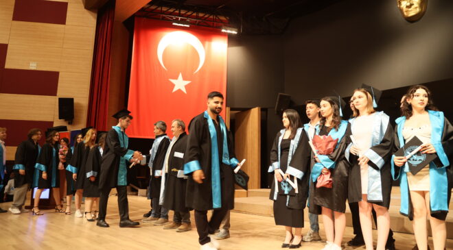 Üniversitelilerin mezuniyet coşkusu