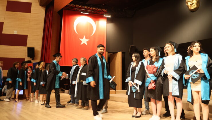 Üniversitelilerin mezuniyet coşkusu