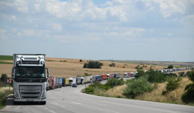 Hamzabeyli’de TIR kuyruğu