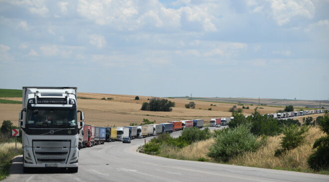 Hamzabeyli’de TIR kuyruğu