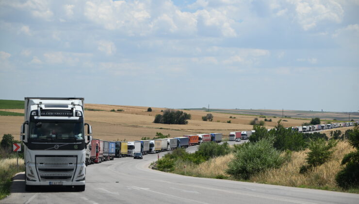 Hamzabeyli’de TIR kuyruğu