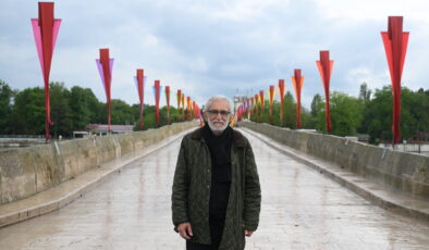 Meriç Köprüsü Edirne kırmızısı ile renklendi