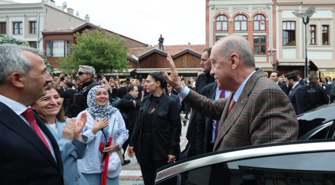 Cumhurbaşkanı Erdoğan, kafede vatandaşlarla bir araya geldi