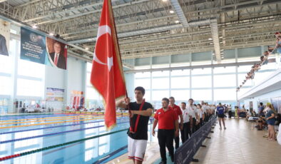 İranlı yüzücüler de katıldı