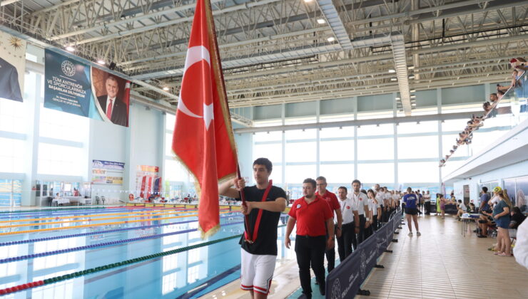 İranlı yüzücüler de katıldı