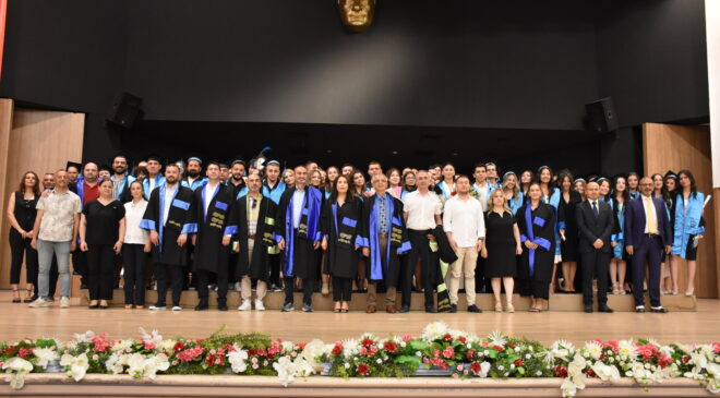 Üniversitelilerin mezuniyet coşkusu