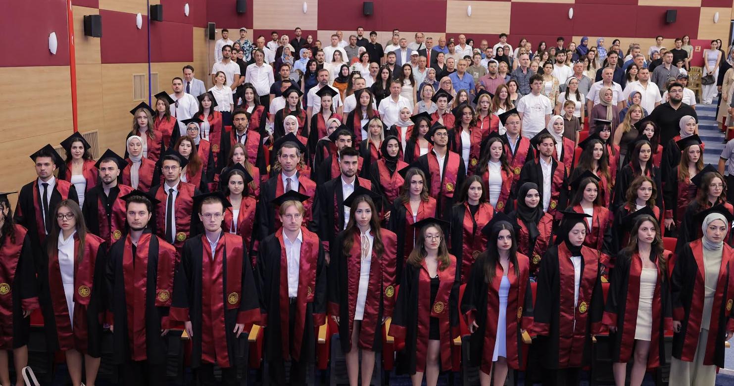 Genç eczacıların mezuniyet sevinci