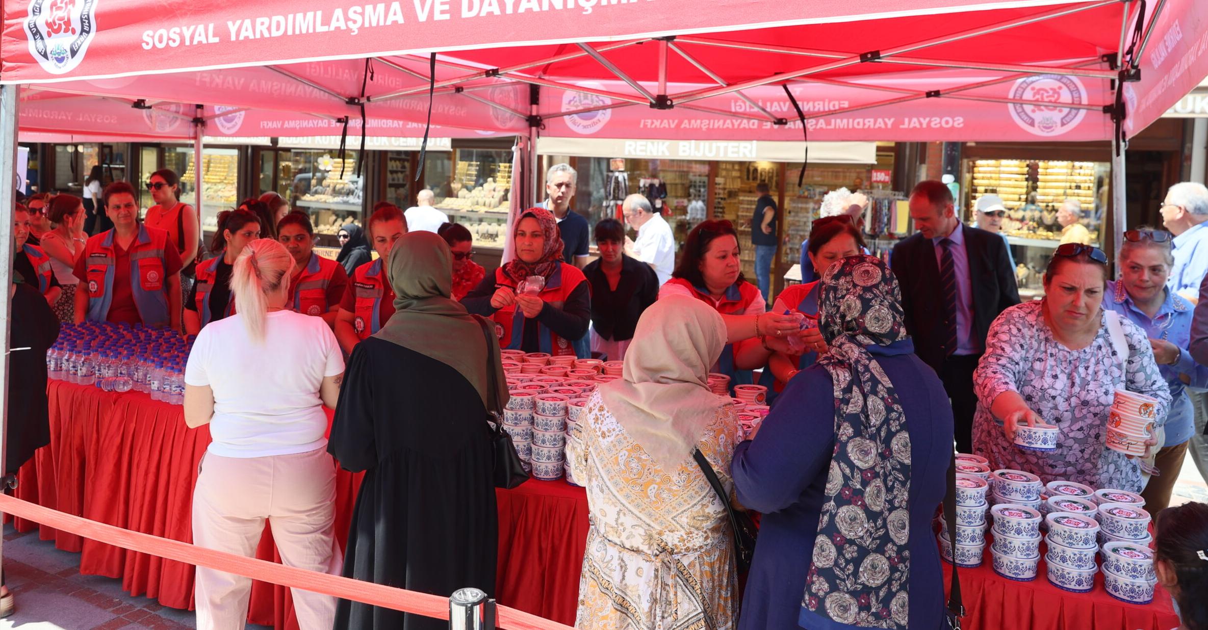 Hayırseverlerden aşure ikramı