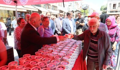 Hayırseverlerden aşure ikramı