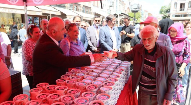 Hayırseverlerden aşure ikramı