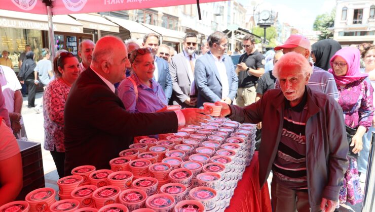 Hayırseverlerden aşure ikramı