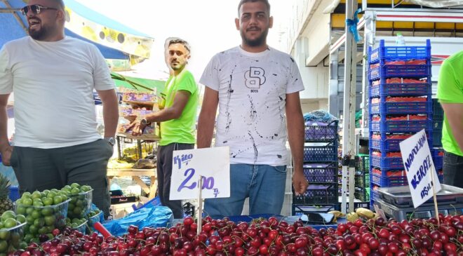 Vatandaş kiraz alırken düşünüyor