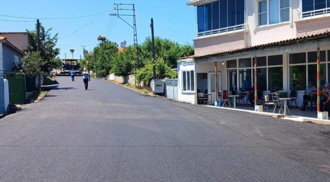 Köy yollarında asfaltlama sürüyor