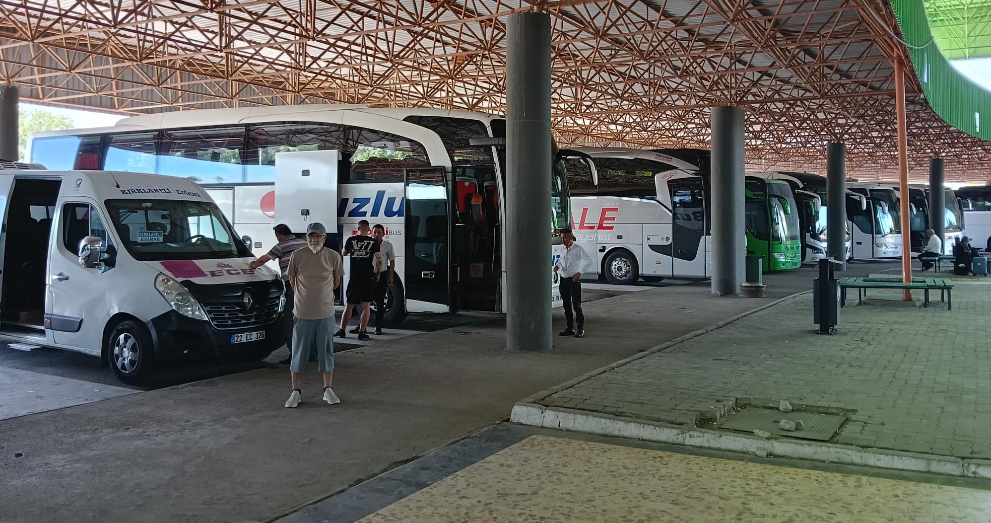 Öğrenciler otogara akın etti