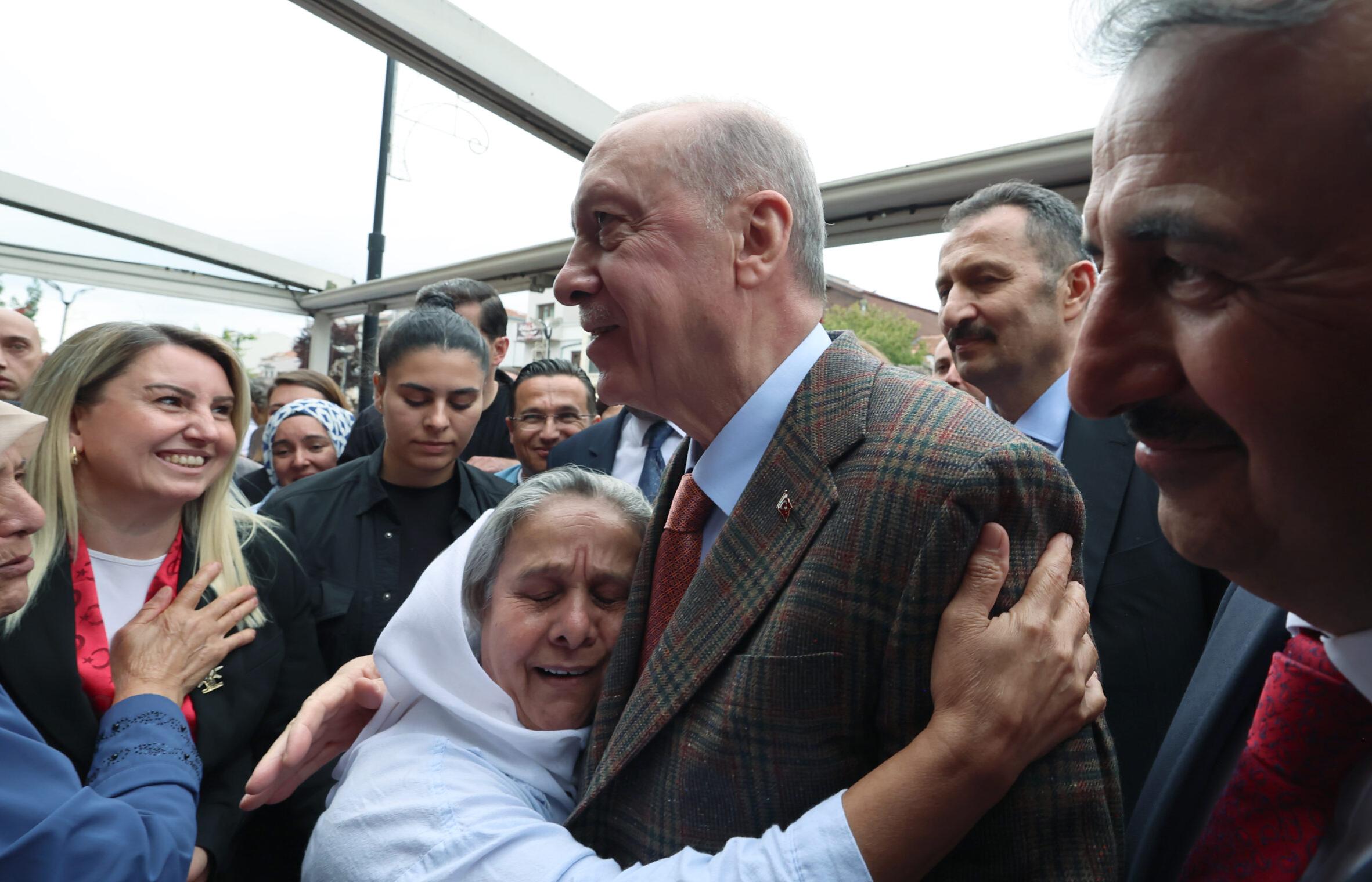 Cumhurbaşkanı Erdoğan, kafede vatandaşlarla bir araya geldi