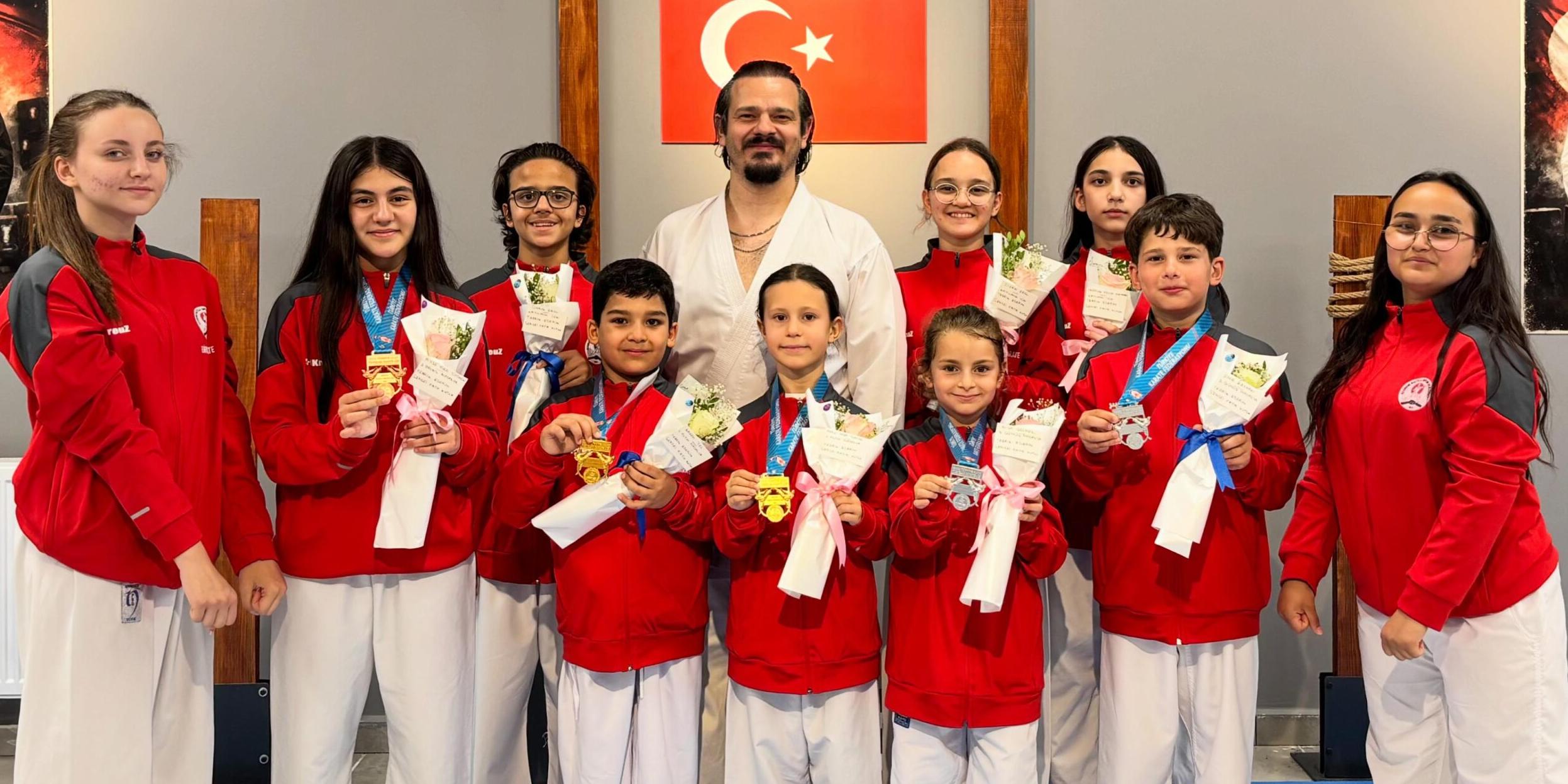 Minik karatecilerden büyük gurur