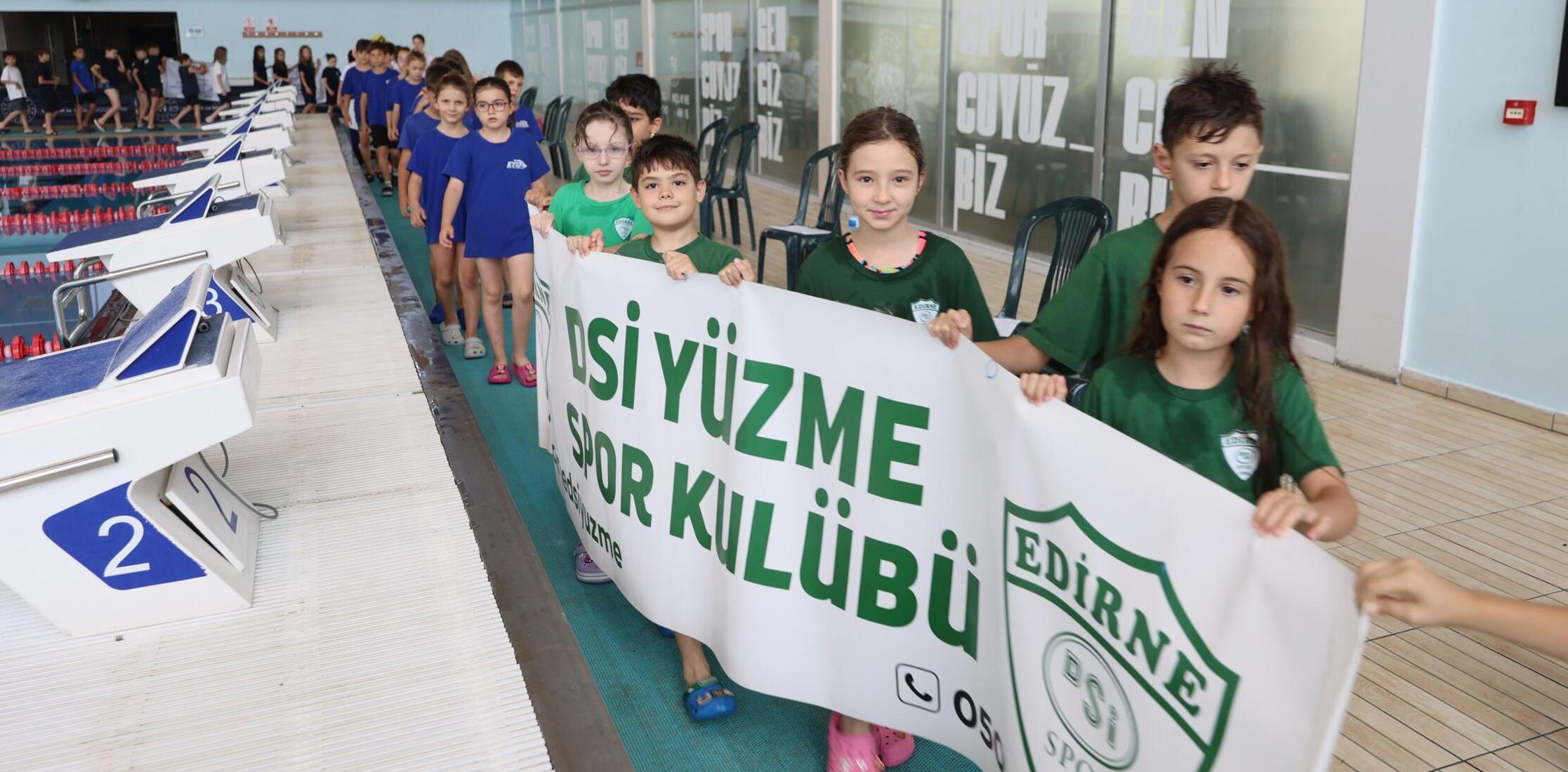 İranlı yüzücüler de katıldı