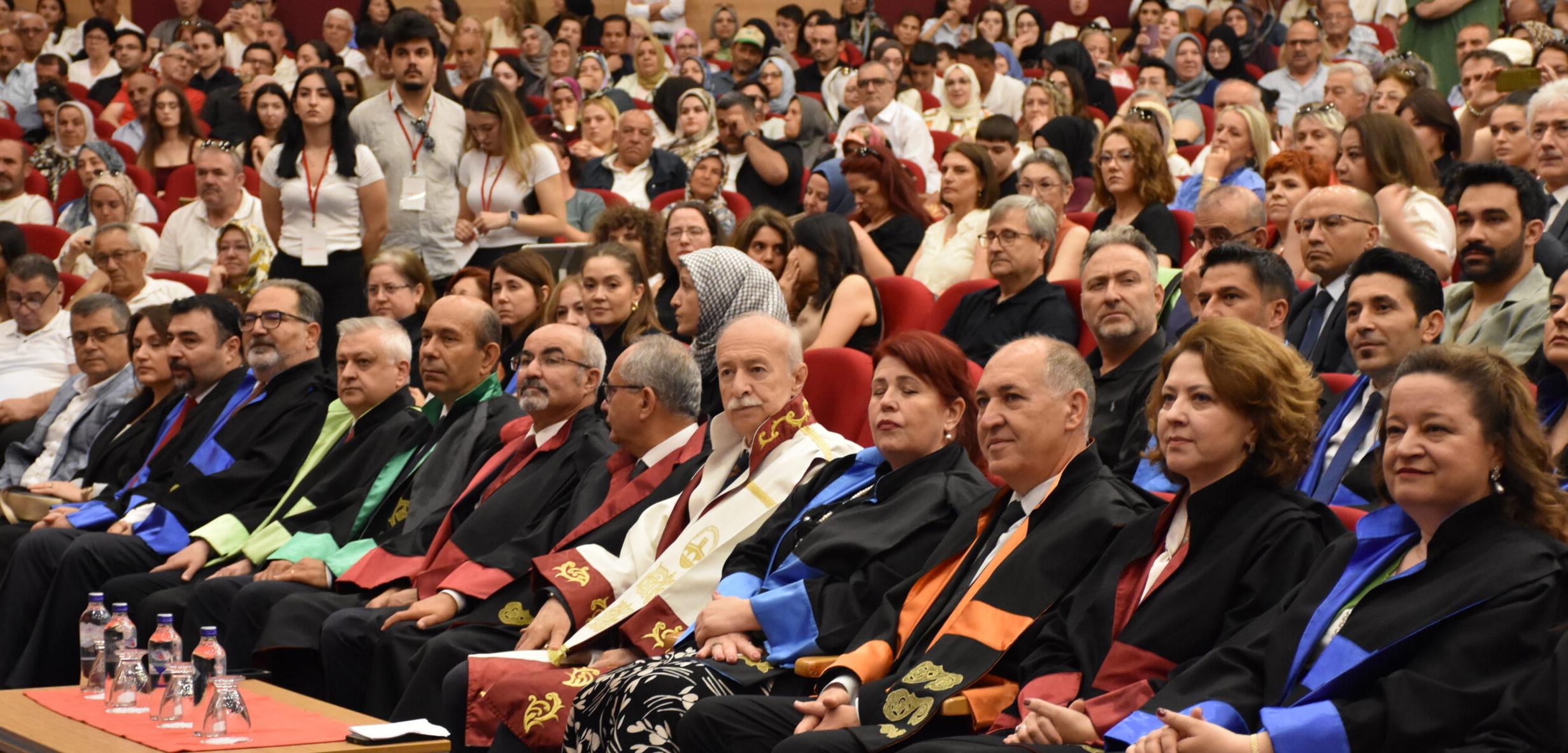 Üniversitelilerin mezuniyet coşkusu
