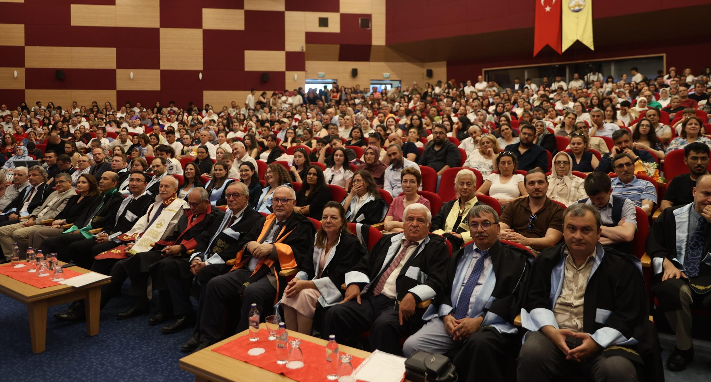 Üniversitelilerin mezuniyet coşkusu