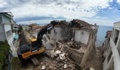 Tehlike saçan metruk bina yıkıldı
