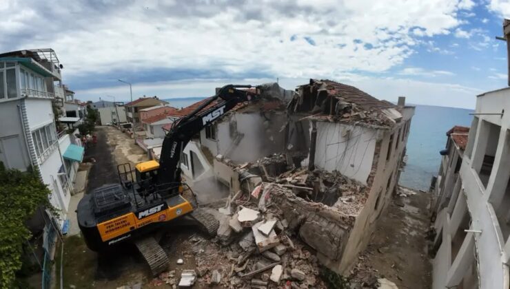 Tehlike saçan metruk bina yıkıldı