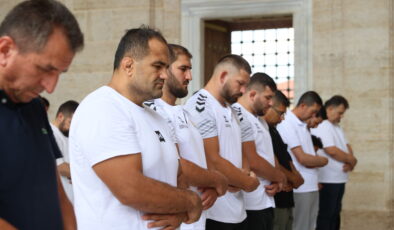 Pehlivanlar Cuma namazında saf tuttu