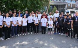Şampiyon güreşçiler davul zurnayla karşılandı