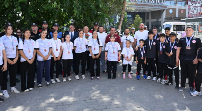 Şampiyon güreşçiler davul zurnayla karşılandı