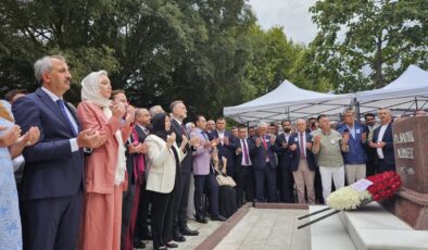 Sezer, Dr. Sadık Ahmet’i anma törenine katıldı