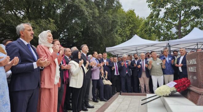 Sezer, Dr. Sadık Ahmet’i anma törenine katıldı