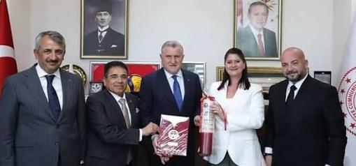 Ağa’ya takım elbise eleştirisi