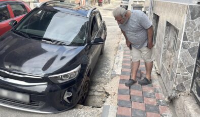 Çöken rögara otomobil düştü