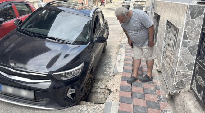 Çöken rögara otomobil düştü