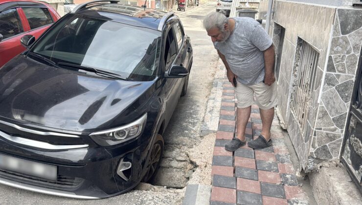 Çöken rögara otomobil düştü
