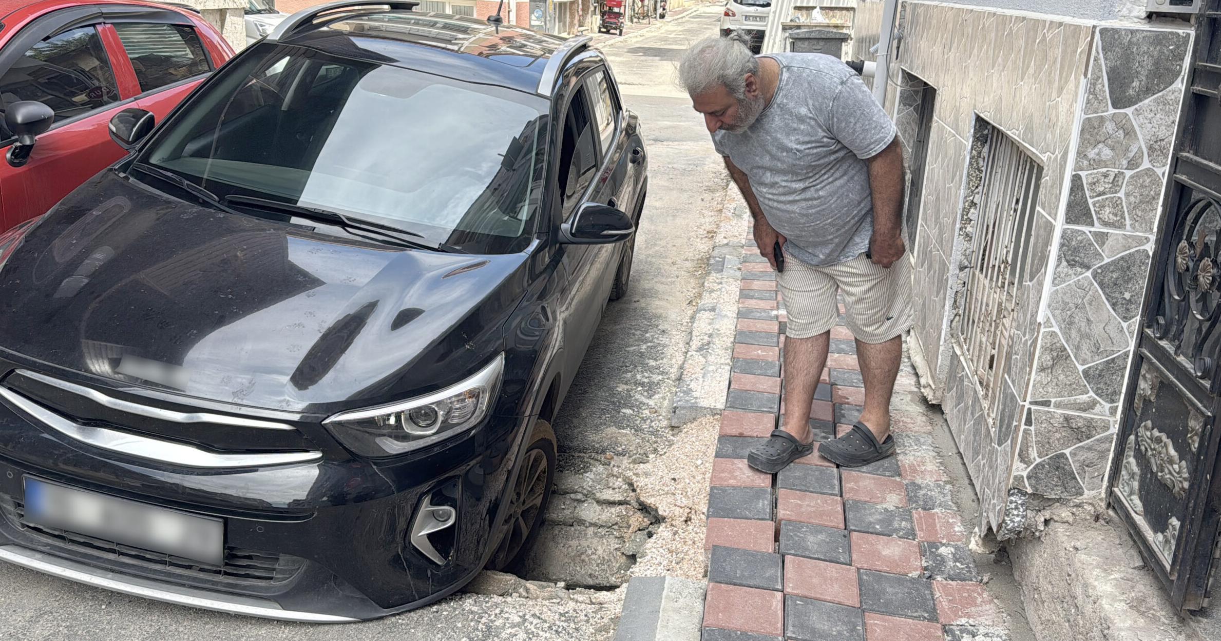 Çöken rögara otomobil düştü