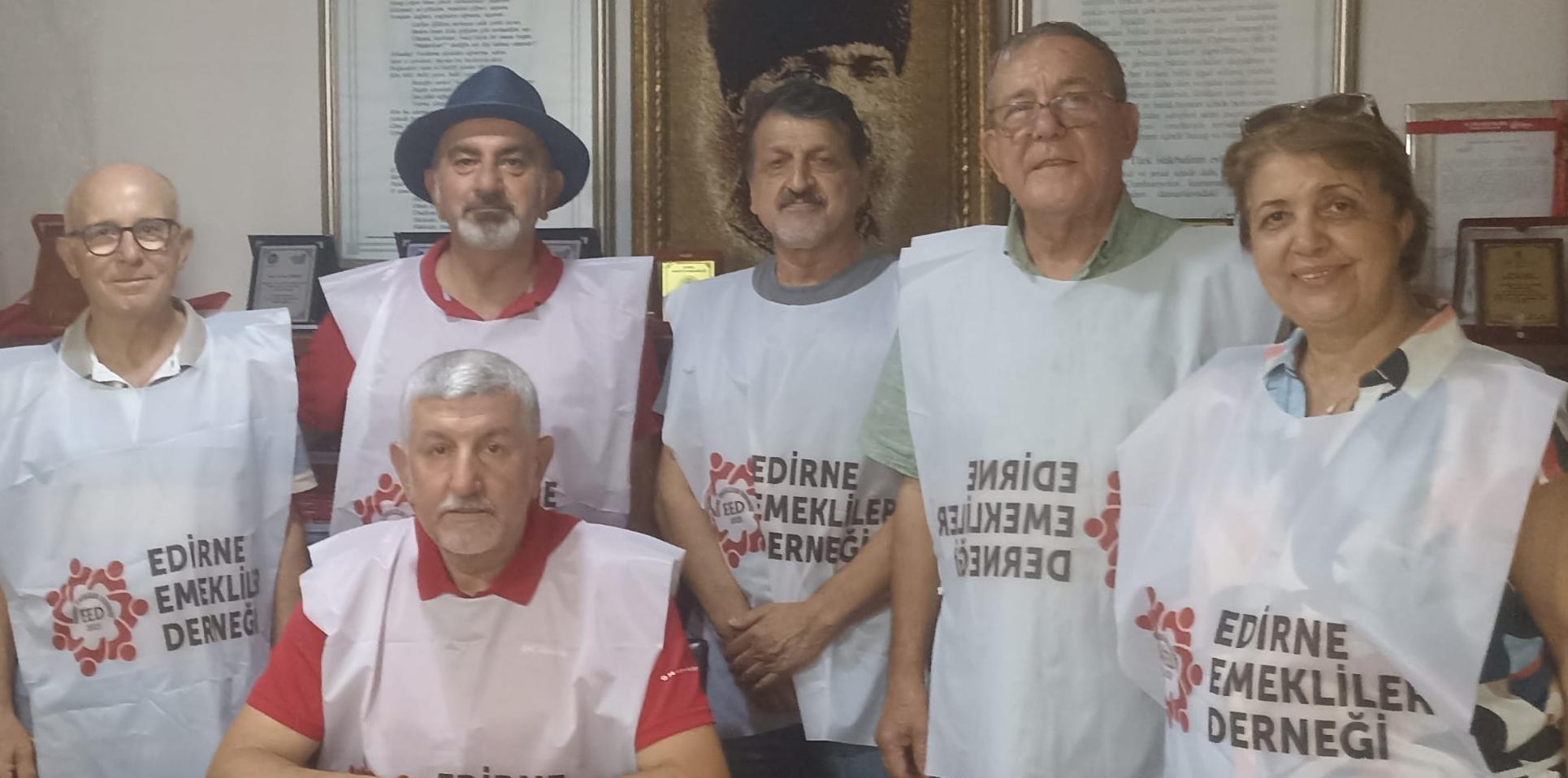Emekli tatilde değil kahvede