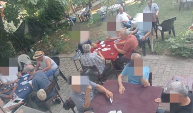 Emekli tatilde değil kahvede
