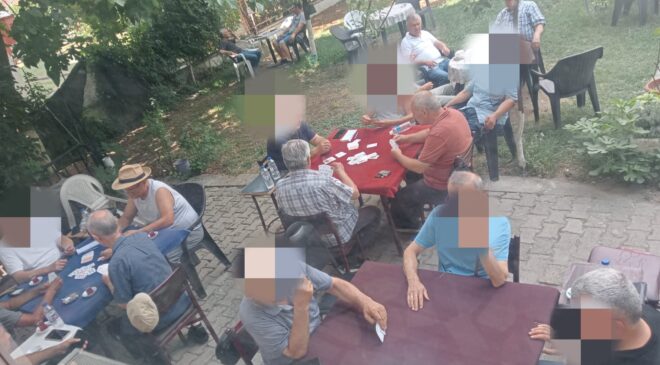 Emekli tatilde değil kahvede
