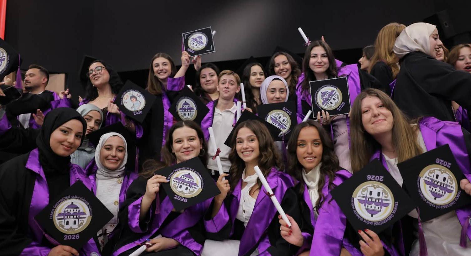 Genç sağlıkçıların mezuniyet sevinci