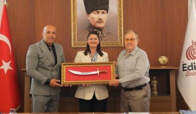 Gencan’a kılıç hediye edildi