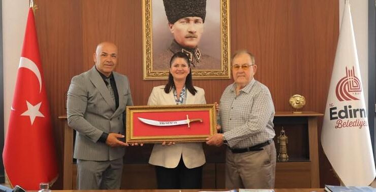Gencan’a kılıç hediye edildi