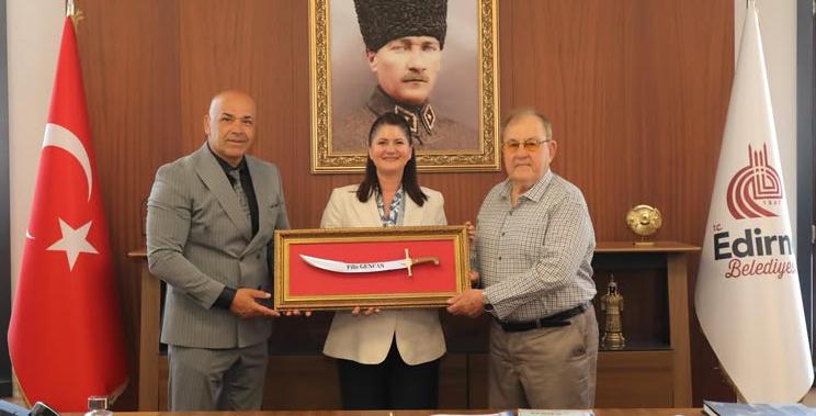 Gencan’a kılıç hediye edildi