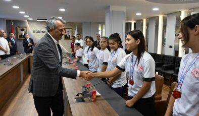 Sezer, başarılı güreşçileri ağırladı