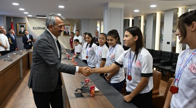 Sezer, başarılı güreşçileri ağırladı