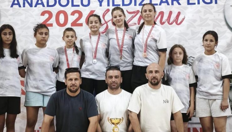 Güreşte kızlardan tarihi başarı