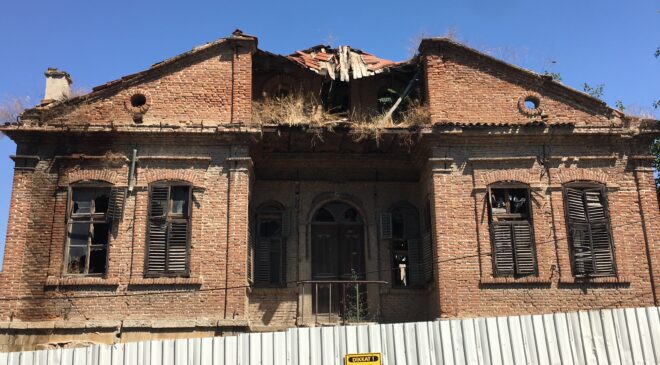 Asırlık konak can çekişiyor