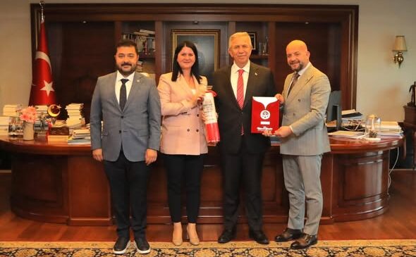 Ağa’ya takım elbise eleştirisi