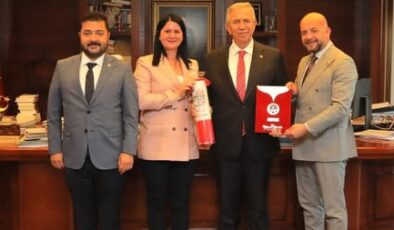 Ağa’ya takım elbise eleştirisi